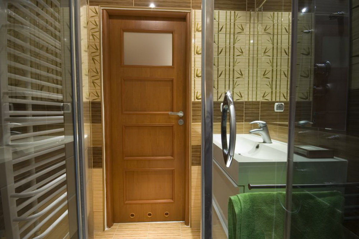 Деревянные двери в ванной. Двери для ванной и туалета. Двери для ванной и туал. Двери в ванную комнату и туалет. Деревянная дверь в ванную.